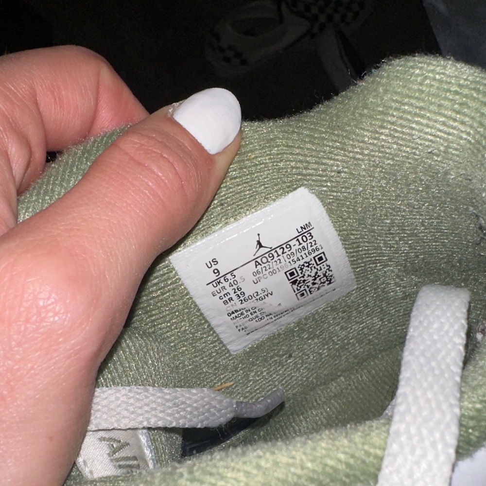 Air Jordan 4 “Seafoam” - Picture 2 of 9